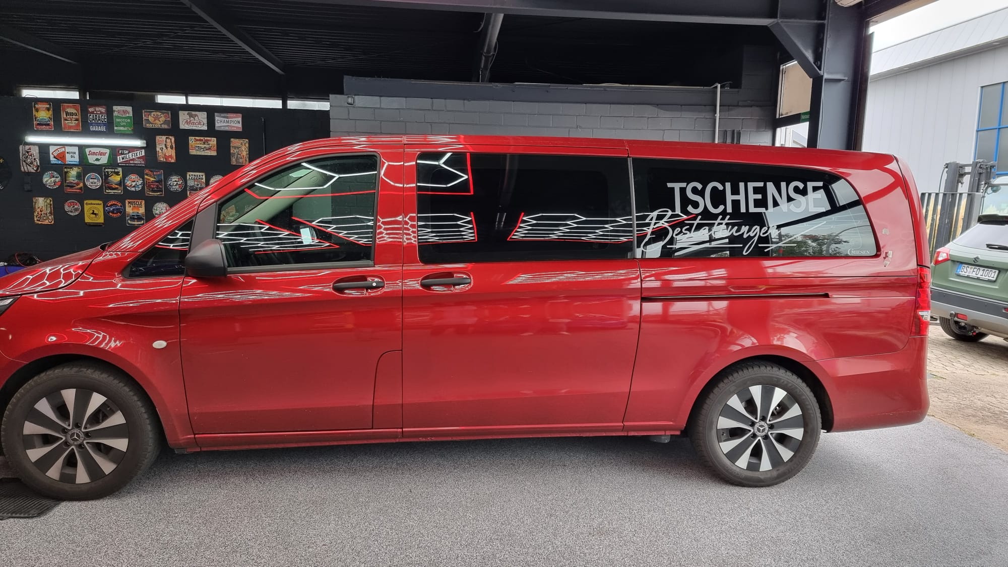 Respekt fährt mit – Fahrzeugbeschriftung für Tschense Bestattungen – Projektbild