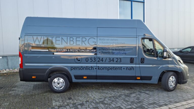 Zurückhaltend und trotzdem präsent – Fahrzeugbeschriftung für Wittenberg Trauerwaren