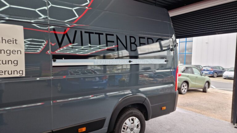 Zurückhaltend und trotzdem präsent – Fahrzeugbeschriftung für Wittenberg Trauerwaren – Detailaufnahme
