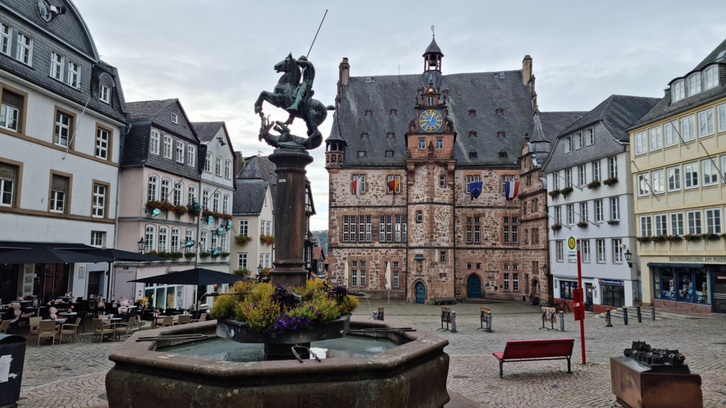 Marburger Marktplatz mit Marktbrunnen und Rathaus